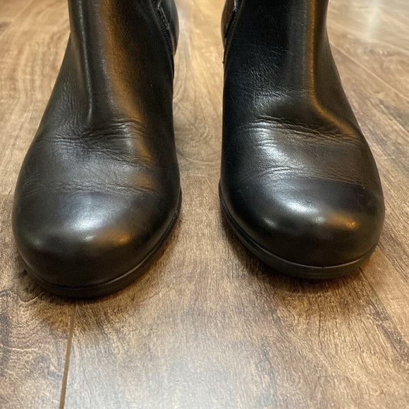 EUC Ecco Black Leather Block Heel Buckle Detail Ankle Boot Size 40 - Picture 4 of 8